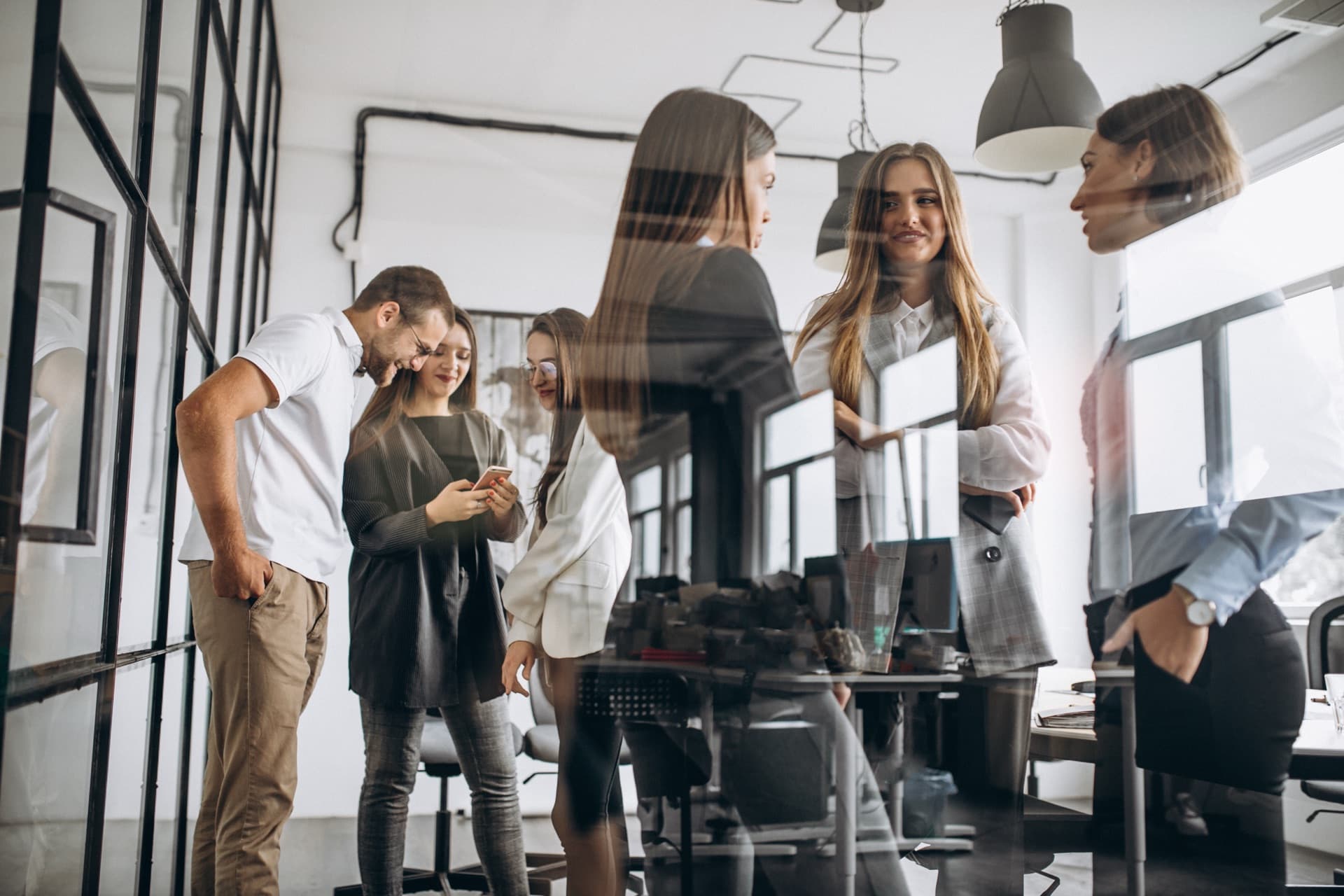 Equipo contable planeando el año tributario de una empresa